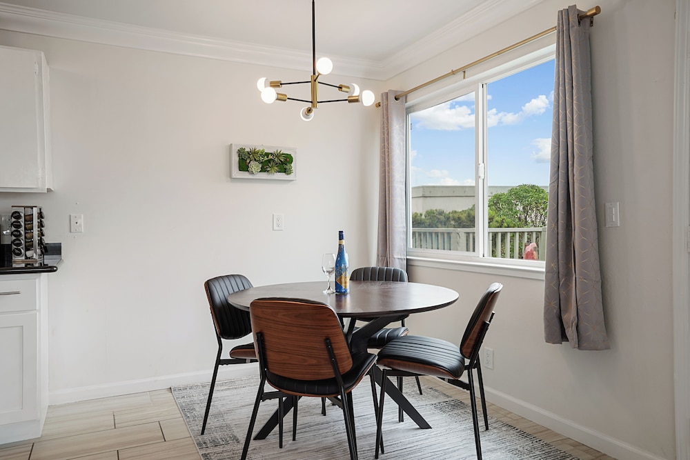 Tranquil 2BR with Coastal Mountain Views
