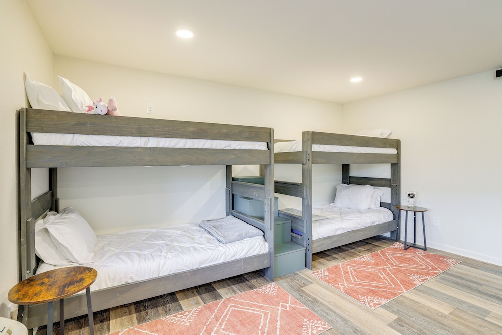Lakefront Retreat w/ Game Room in Bella Vista!