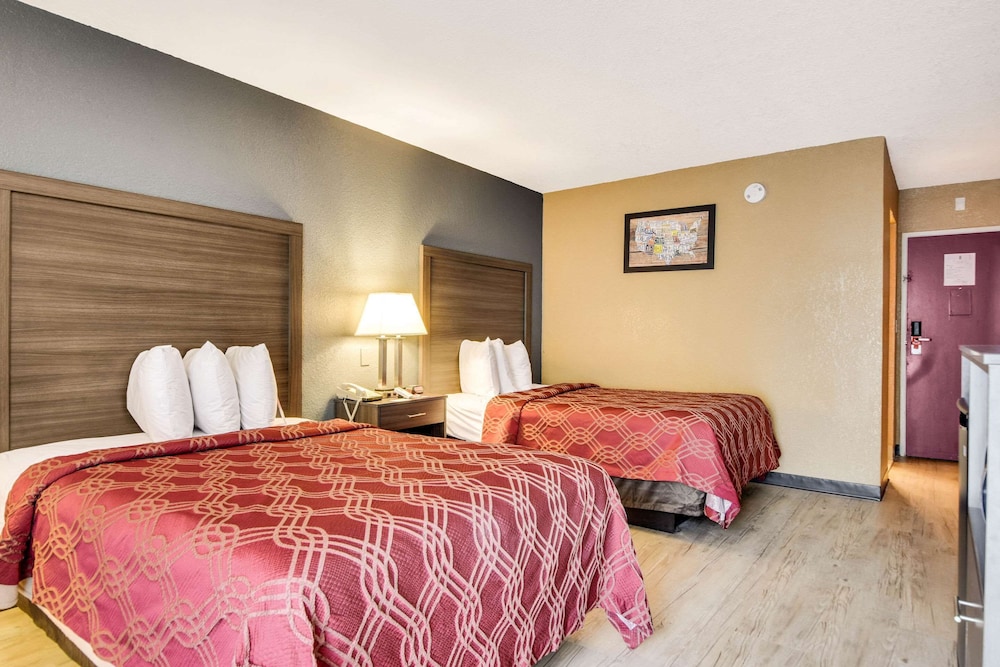 Tampa Vacations - Econo Lodge Busch Gardens - Property Image 4
