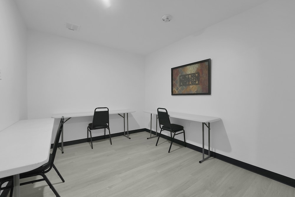 Holmes Suites Inn Columbus Pataskala - I-70 East - Property Image 12