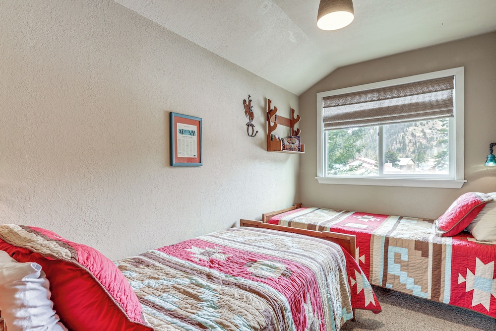 Walk to Main St: 'mountain Creek Home' w/ Chiminea