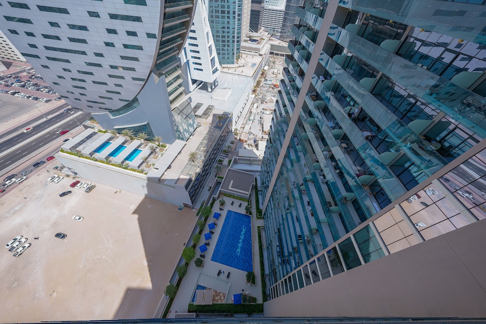 Tanin - Apartment Amidst Lively Area With Pool and Balcony