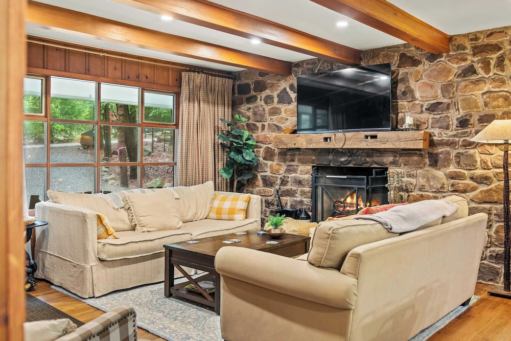 The Horseshoe Hideaway Lake Harmony Cabin w/ Hot Tub & Game Porch