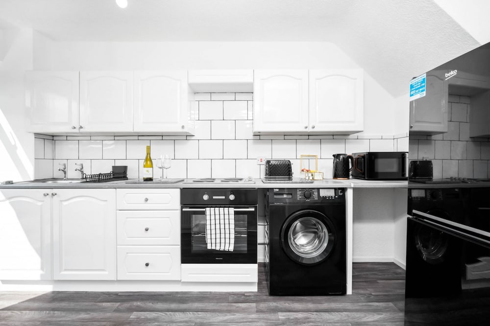 Bright Modern Home Near Birmingham