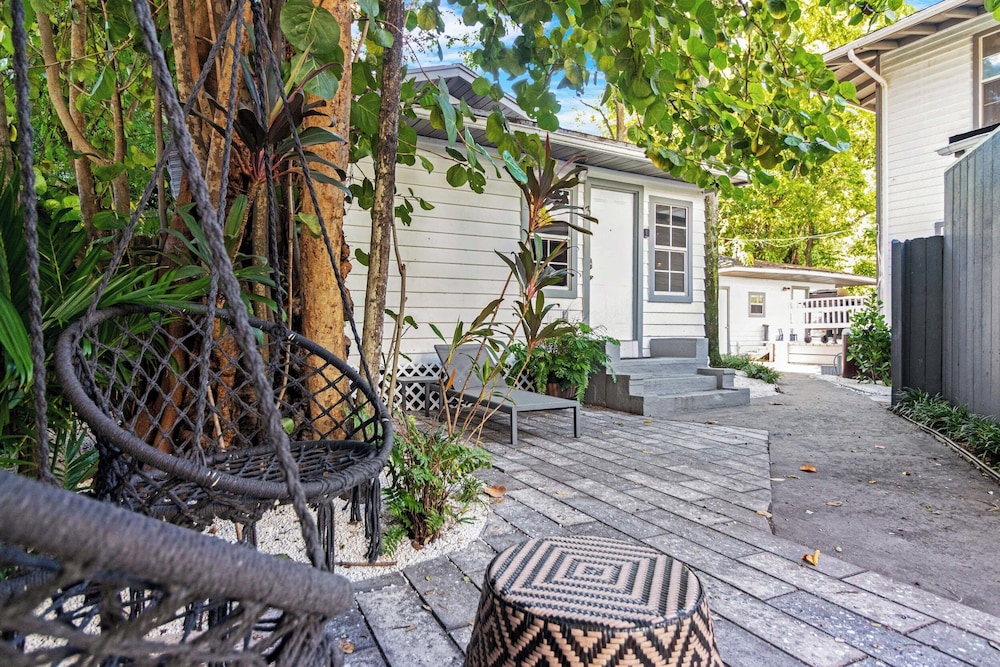 7BD Downtown Oasis Pool