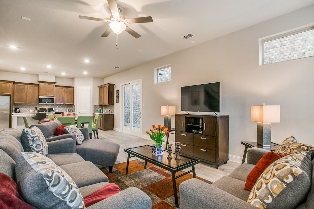 Beautiful furnished 3 bedroom Allen Home - Property Image 10
