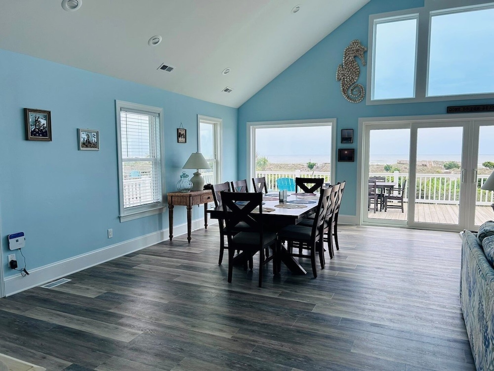 Serenity's Star 4 Bedroom Home by RedAwning