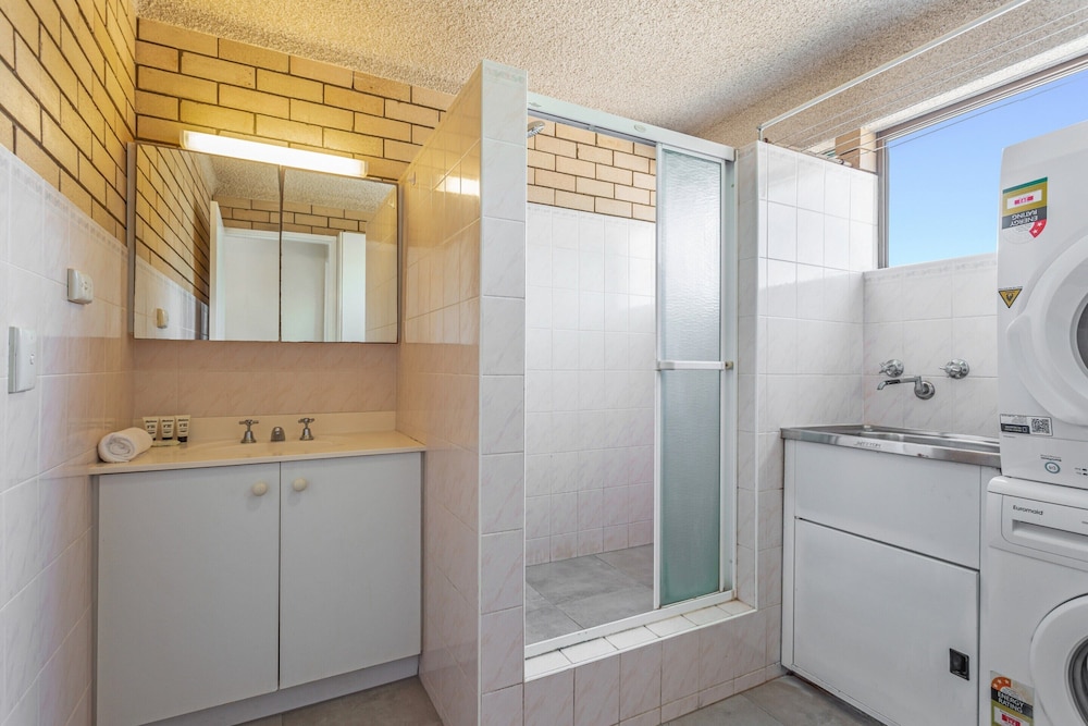 Cosy 2-bedroom Seaside Unit Steps From Beach