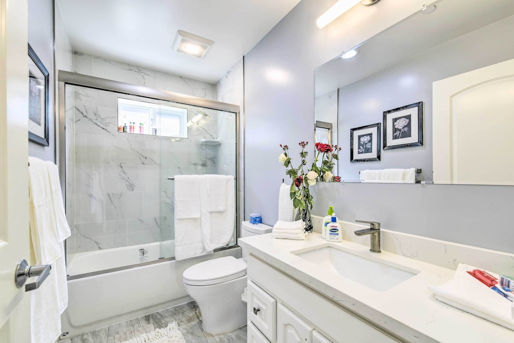 Sunny Oakland Retreat w/ Patio & Cute Garden!