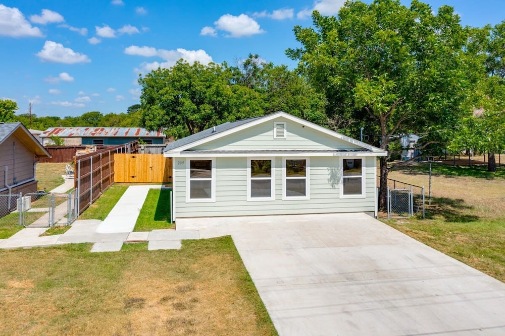 Modern 3 2 two Kings hot tub Fire pit 16min to Wine Trail Nearby Pickleball Courts Pools