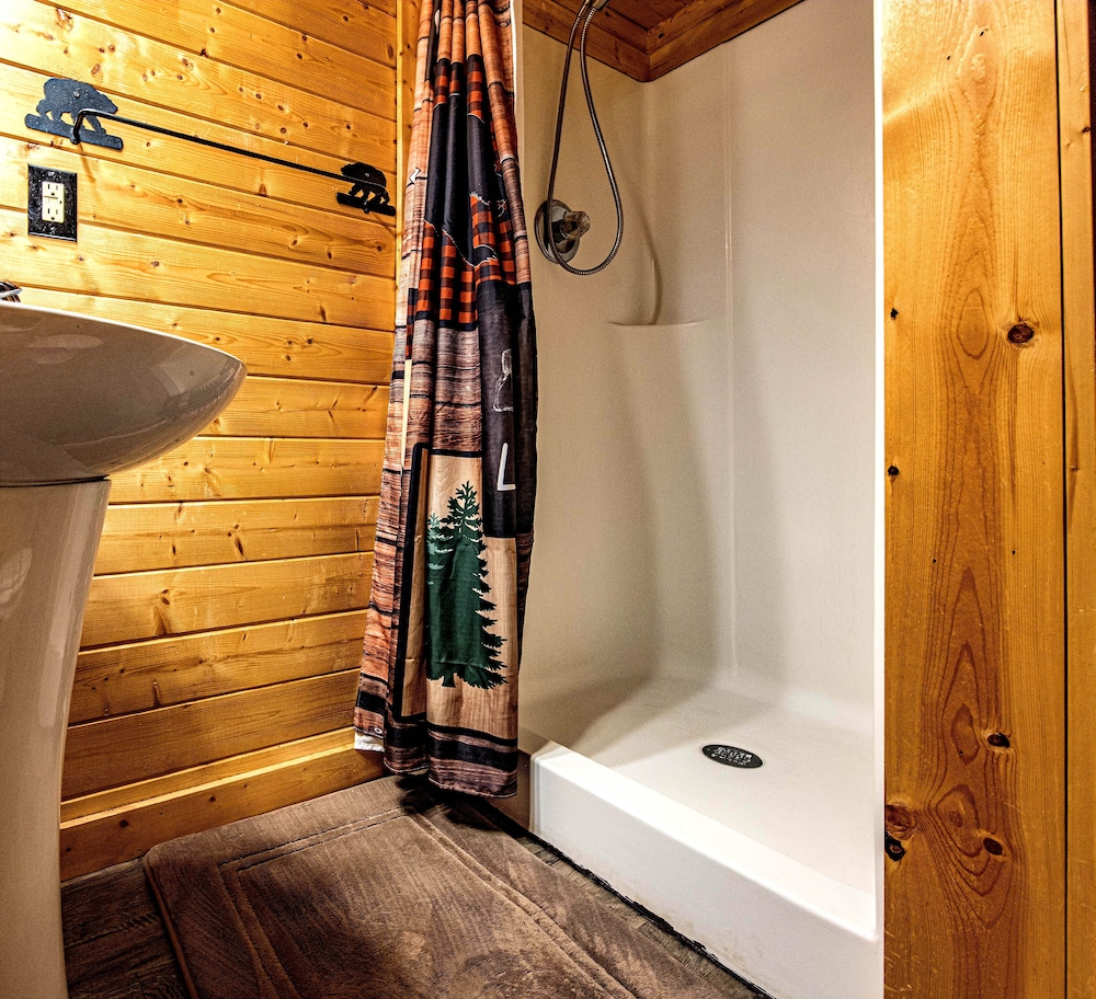 Bear Creek Lodge and Cabins in Helen Ga - Pet Friendly, River on Property, Walking Distance to downtown Helen