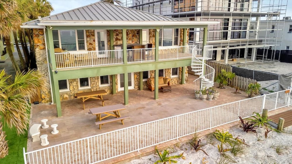 Stones Throw Beachfront Premier Suite 4 Views