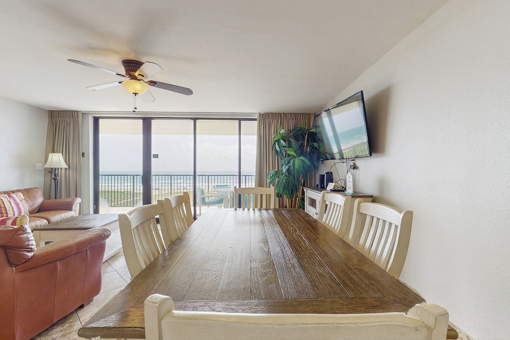 3BR Beachfront Condo w/ Pools & Balcony