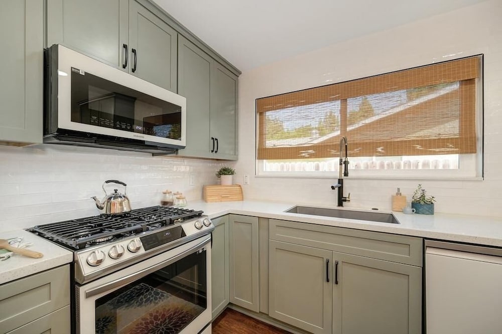 Family-friendly Getaway Near Slide Hill Park 3 Bedroom Home by RedAwning - Property Image 25