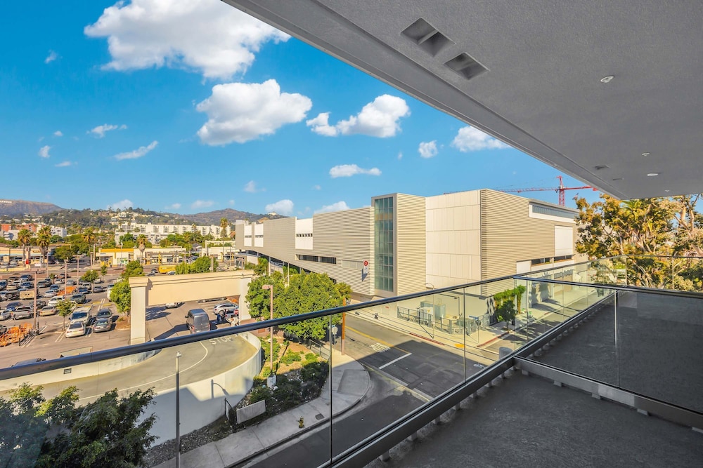 Luxury 3BR Hollywood Sign View by Oneluxstay