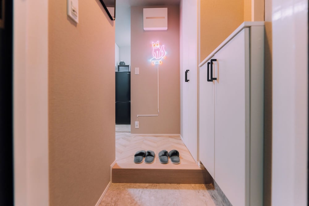 Shinjuku Neon Den 102