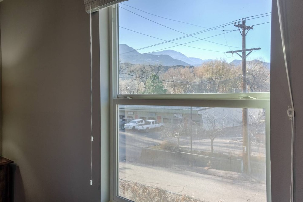 2BR Modern & Chic Comfy Home in Old Colorado view 5