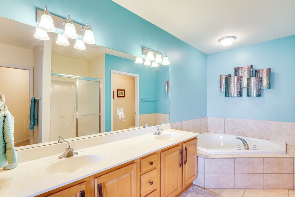 5th-floor Lakefront Condo: Elevator + Pool Access!