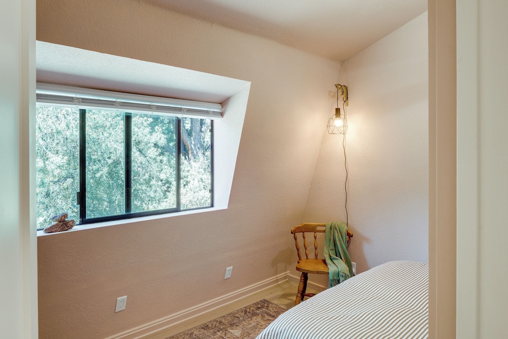 Walk to Village: Cozy Cabin in Pine Mountain Club!
