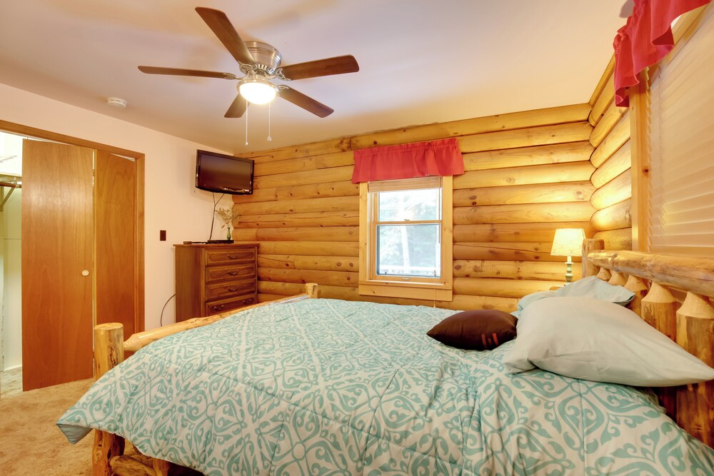 Family Gem Near the Chain of Lakes in Eagle River!