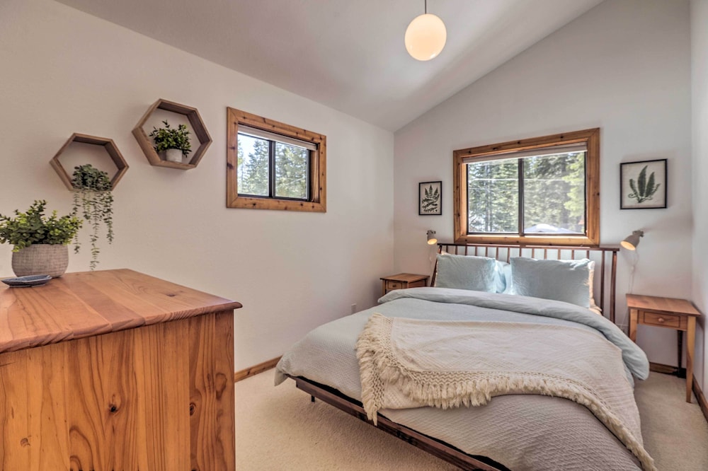 Tahoe Donner Retreat w/ Decks & Lake Access! view 4