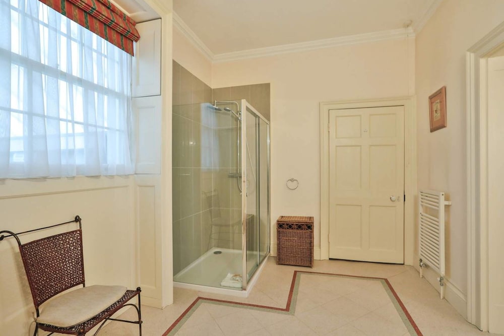 Luxury and Modern Bayswater Apartment