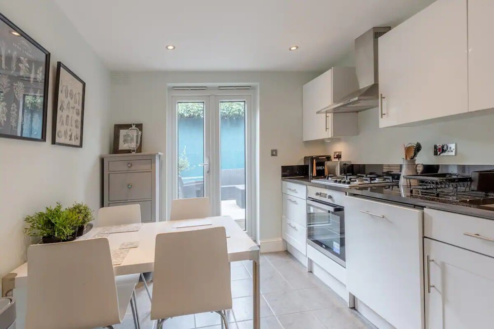 Stylish 1 Bedroom Apartment in Nine Elms With Garden