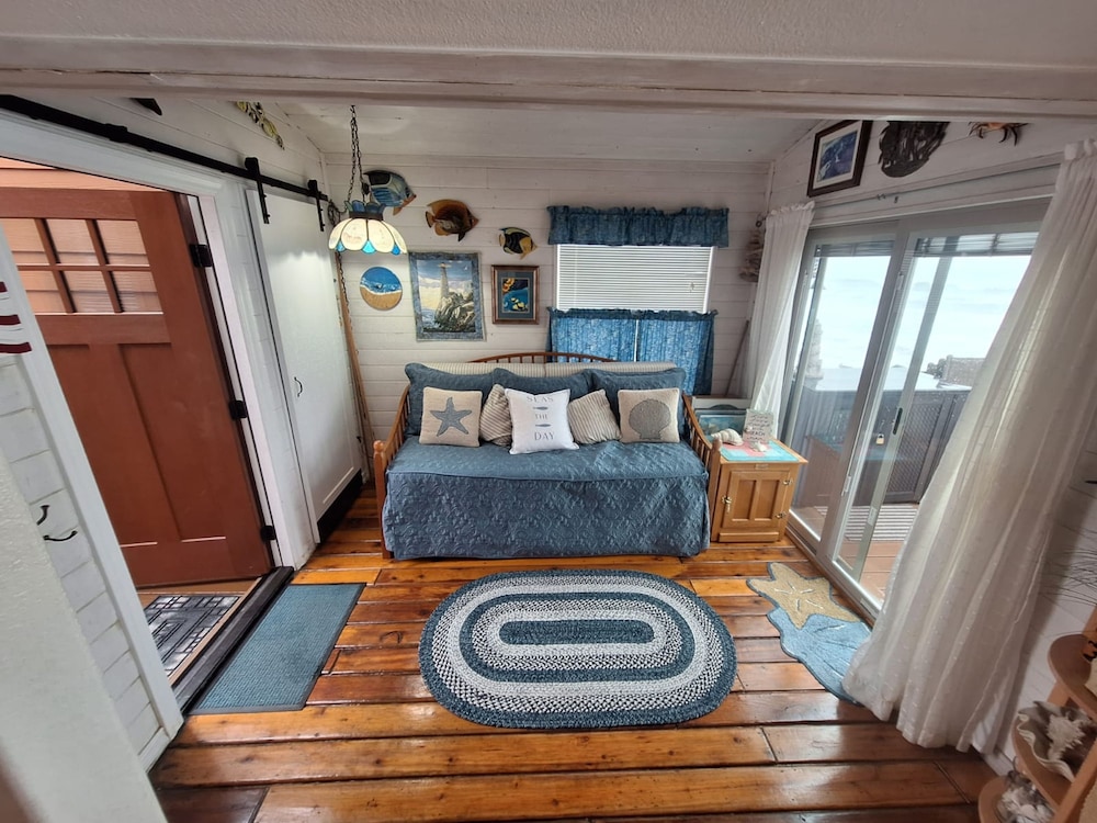 Luxurious Oceanfront Cabin 7 Getaway w Hot Tub