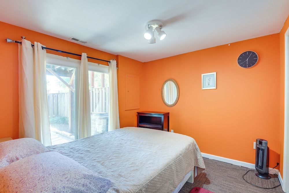 Close to Hospital & Dulles: Herndon Townhome