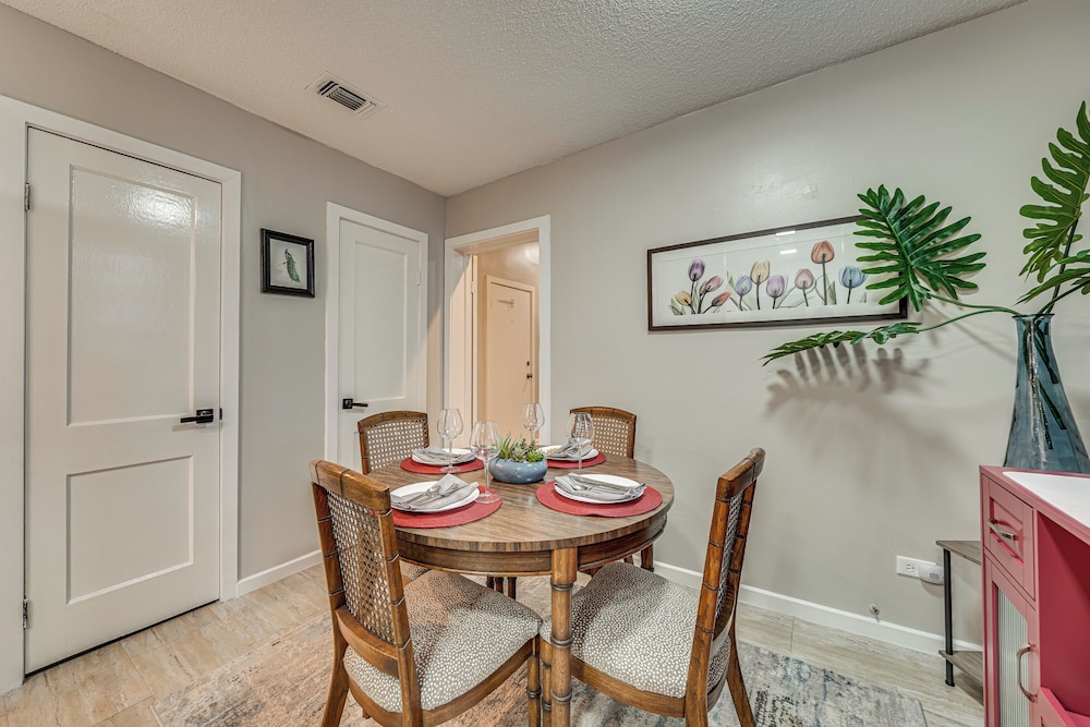 < 1 Mi to Dtwn Texarkana: Couple's Retreat w/ Yard