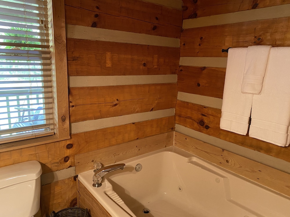 Sweet - 2 Bedrooms, 2 Baths, Sleeps 6 Cabin by RedAwning