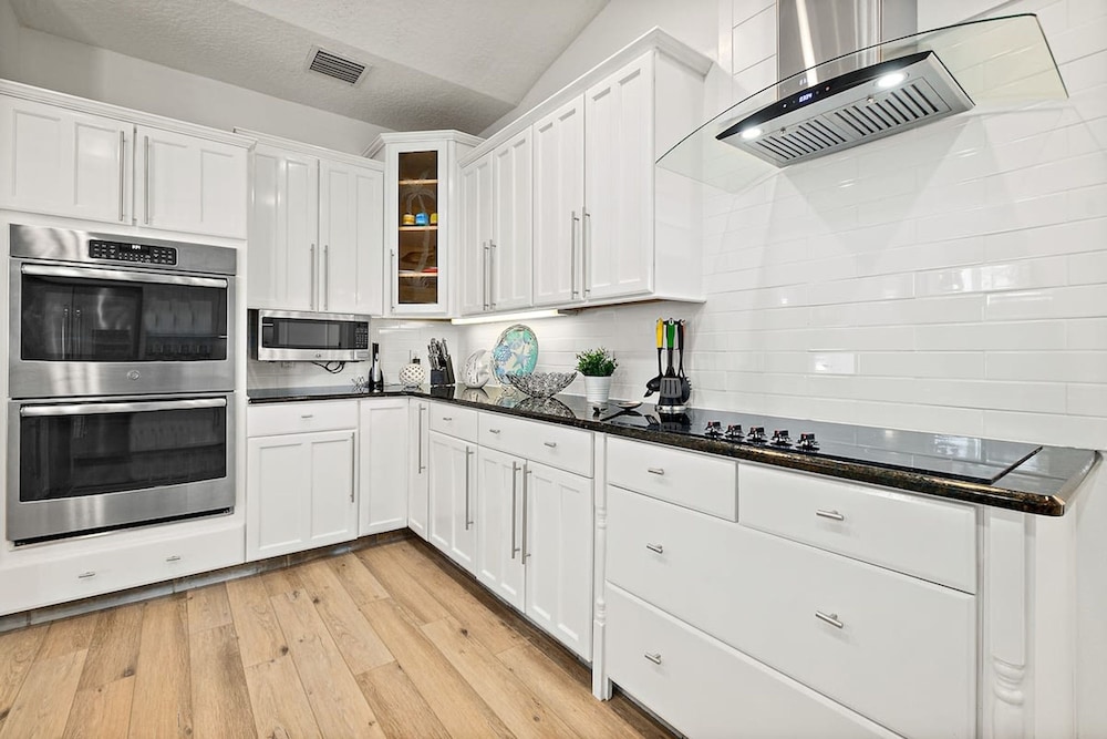 Perfect Beach House 2min Walk With Heated Pool and Hot Tub 4 bed 3 Bath With Pet Friendly