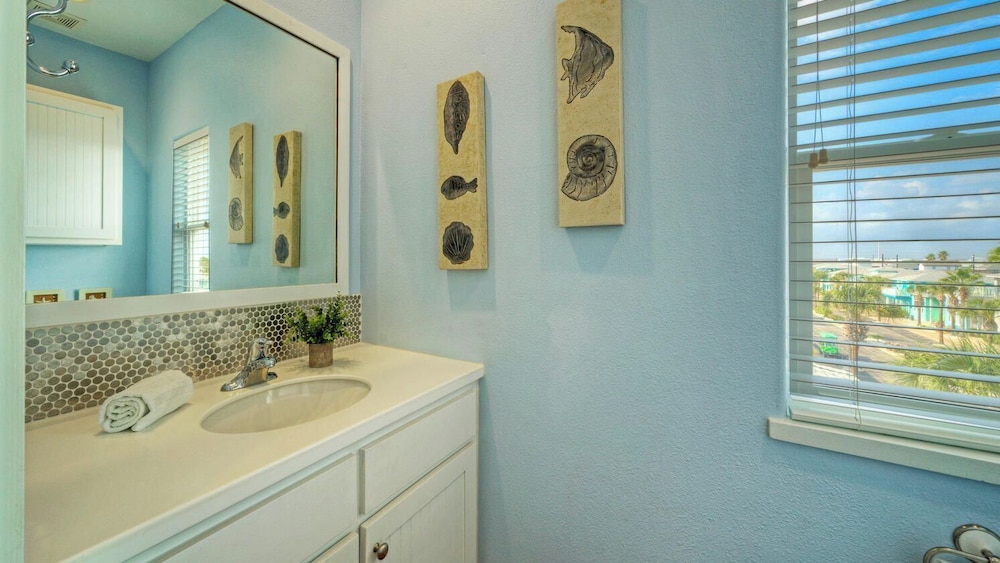 Walk to the Beach Ocean Views, Balcony Dining & Open Living Beachview 54 by Avantstay