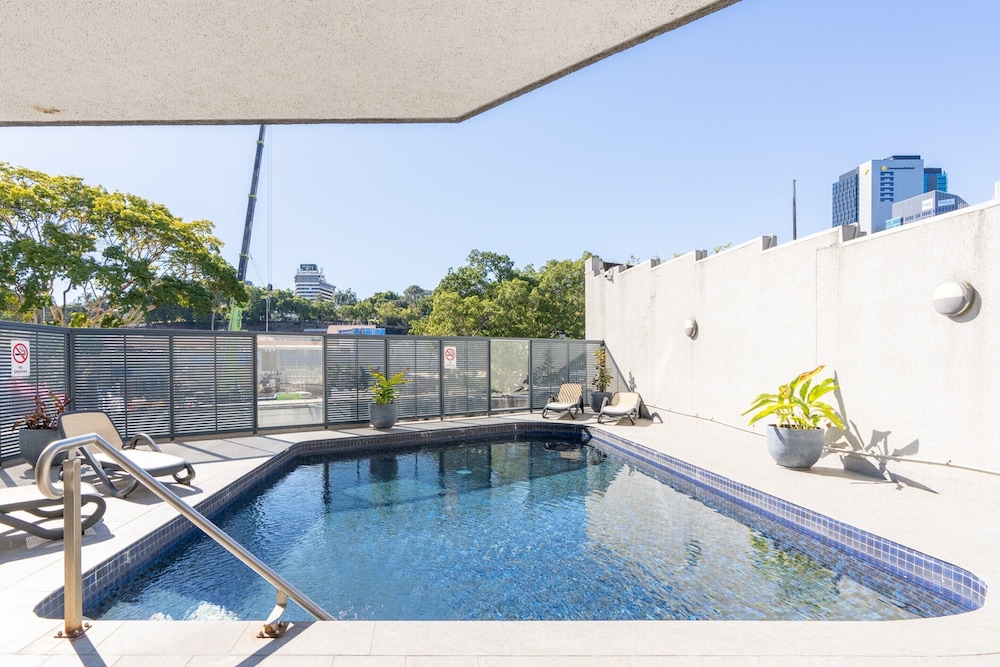 Quirky CBD 1-bed With Pool, Sauna and Balcony
