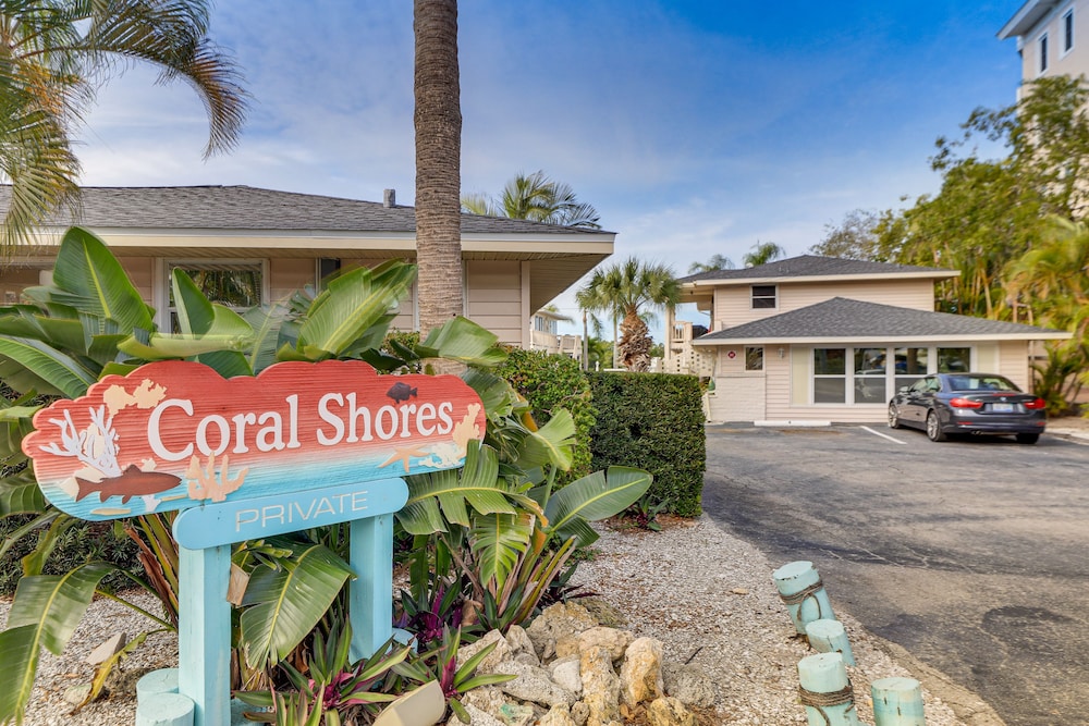 Siesta Keys Home w/ Deck Half Mile to Turtle Beach