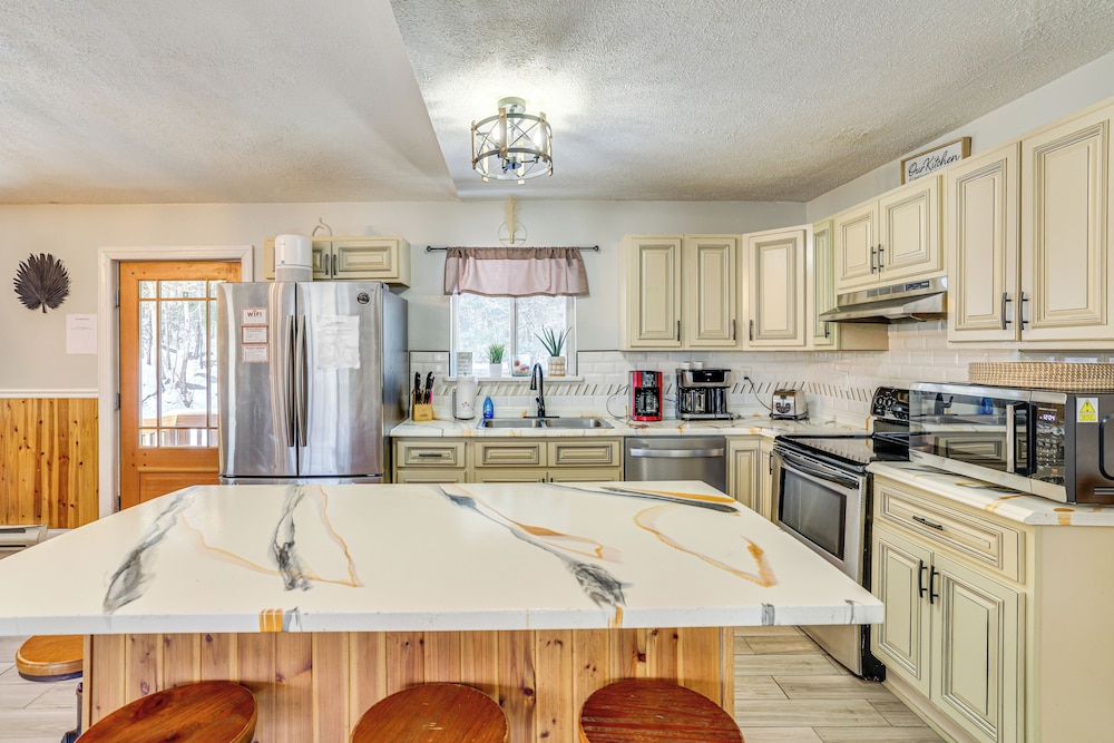 15 Mi to Ski Big Bear: Gem w/ Deck & Game Room