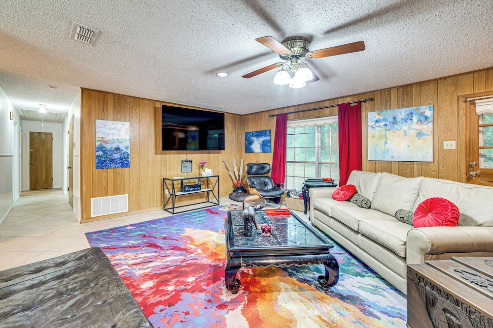 Family Getaway on 4 Acres in Mineola!