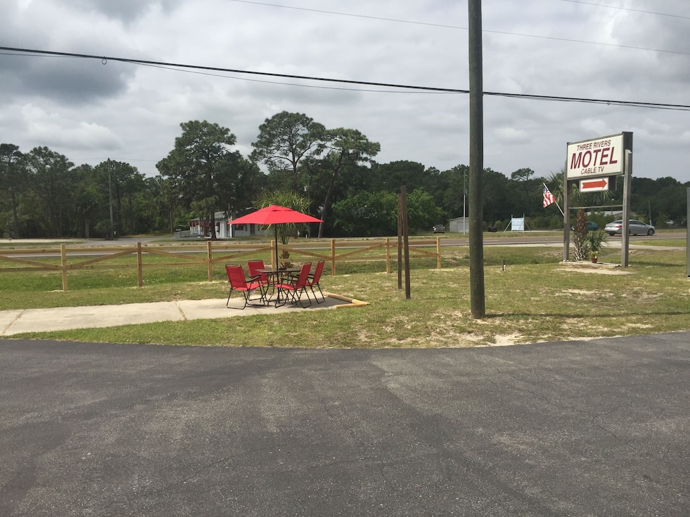 Three Rivers Motel