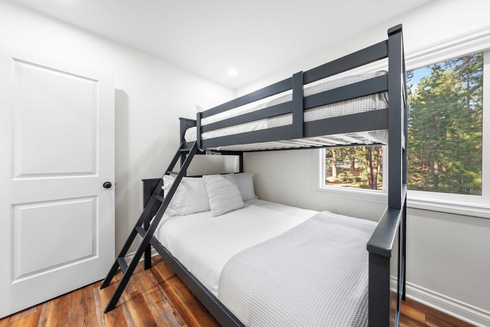 Cozy Forest Hideaway in Incline Village Private Balcony Sierra Solace by Avantstay