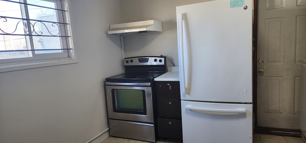 Chesskings Car Rental Guest House - Image 5