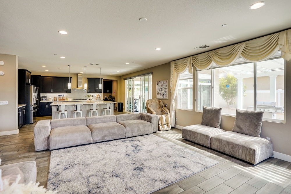 3 Mi to Disneyland: Home w/ Hot Tub + Game Room