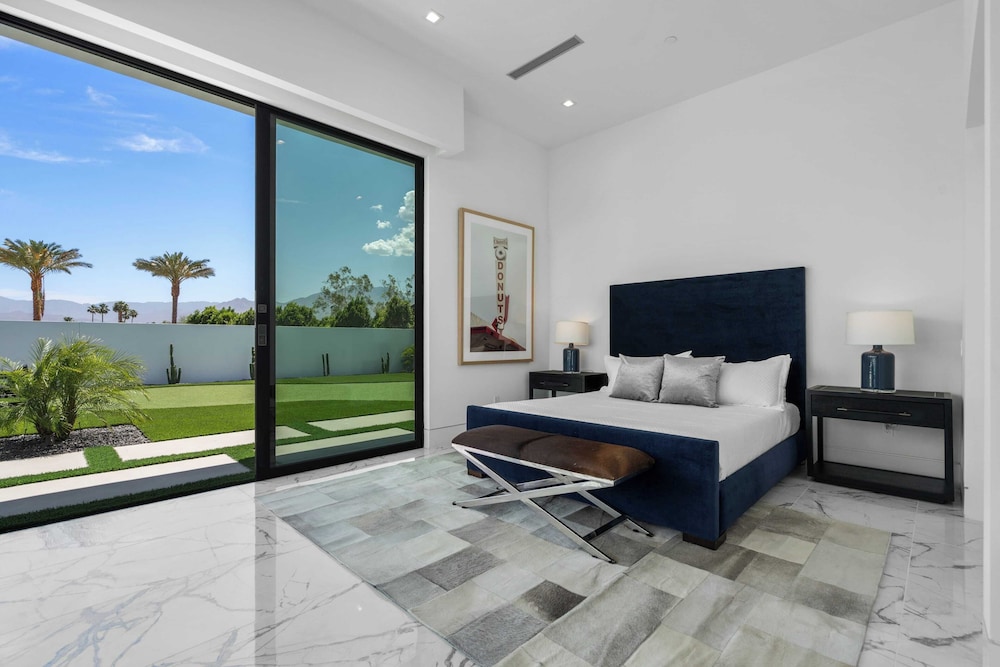 Sleeps 26 Pool, Hot Tub, Pickleball & Putting Green Bravo Villa #12 by Avantstay