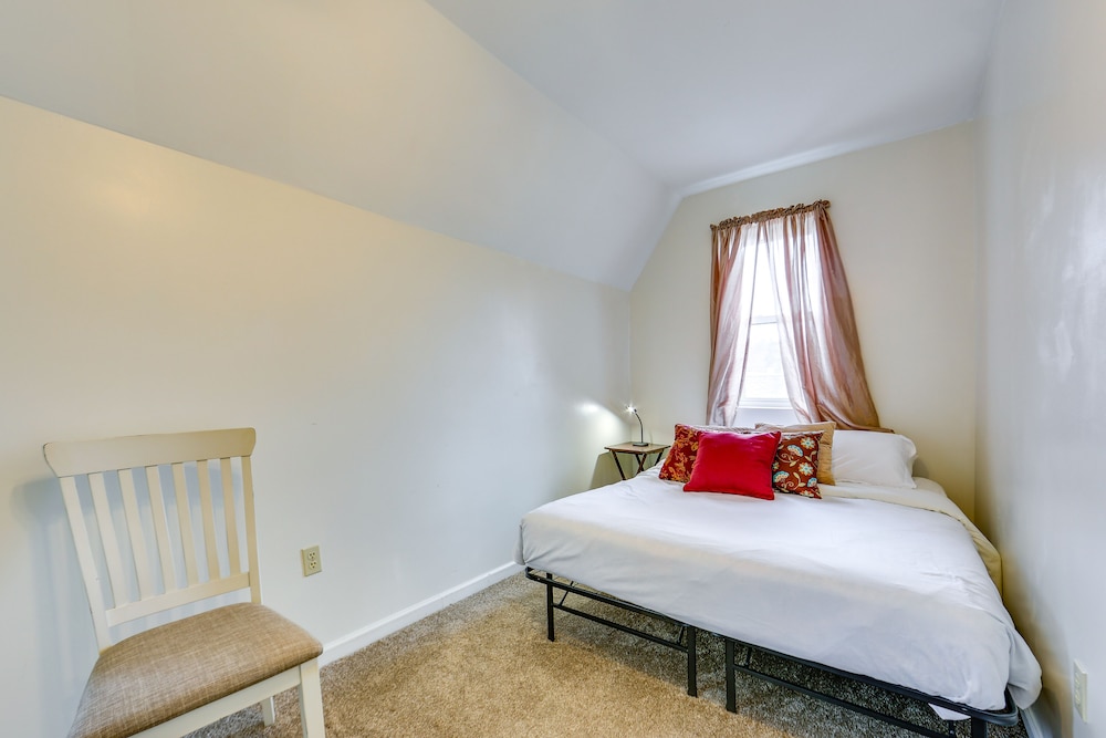 Cozy East Pittsburgh Home - 7 Mi to Frick Park! view 4