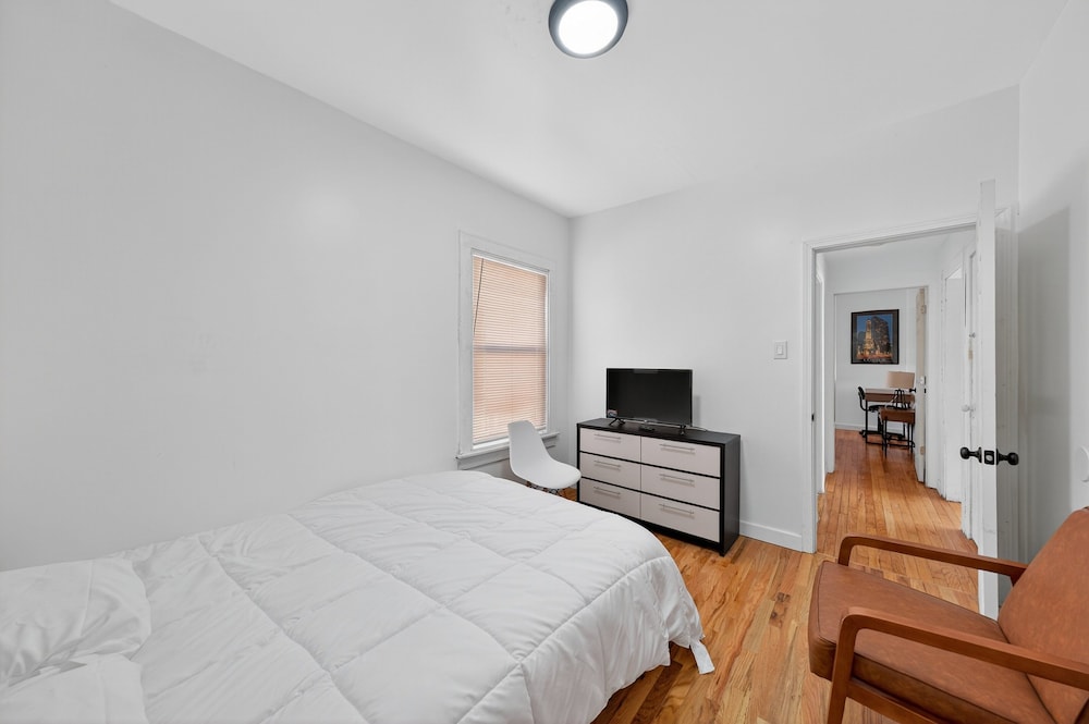 Chicago Getaway With Pool Table & Modern Comfort 3 Bedroom Home