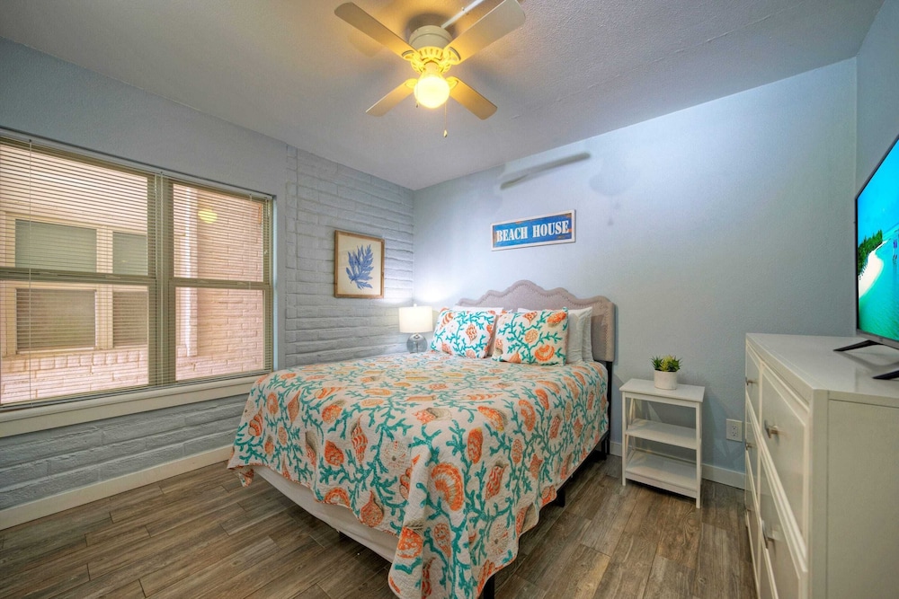 Sleeps 20 3 Condos w/ Beach Access, Pool, Tennis Courts Sea Sands Complex