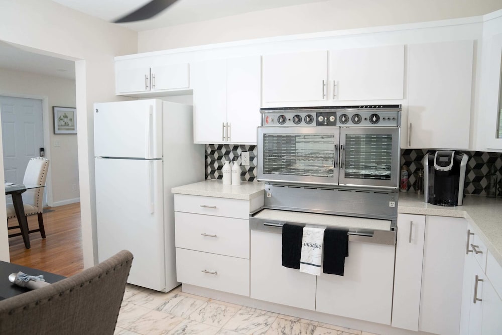 Cozy House With Patio, Fireplace, Parking - Hollywood, Florida - Image 3