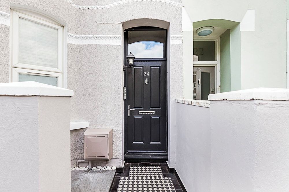 Luxurious 3 Bed Flat With Patio and Garden