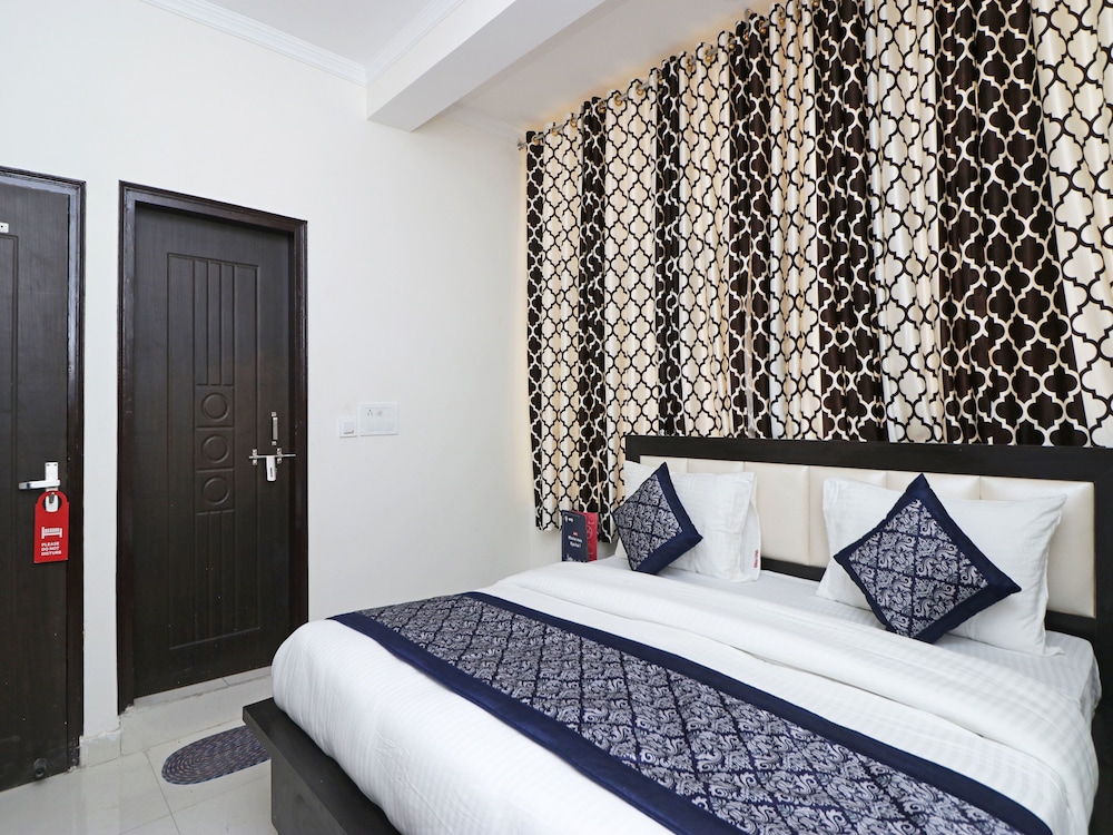 OYO 12738 Hotel Diamond
