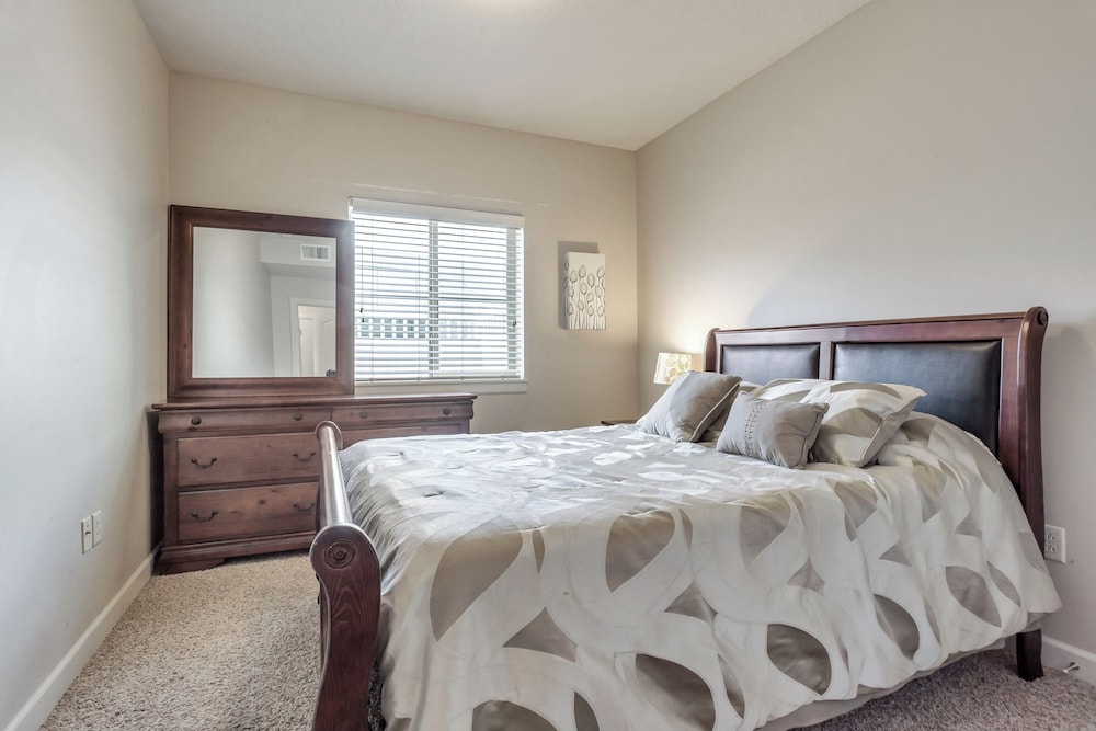 Modern 3BR Condo Near Convention Center