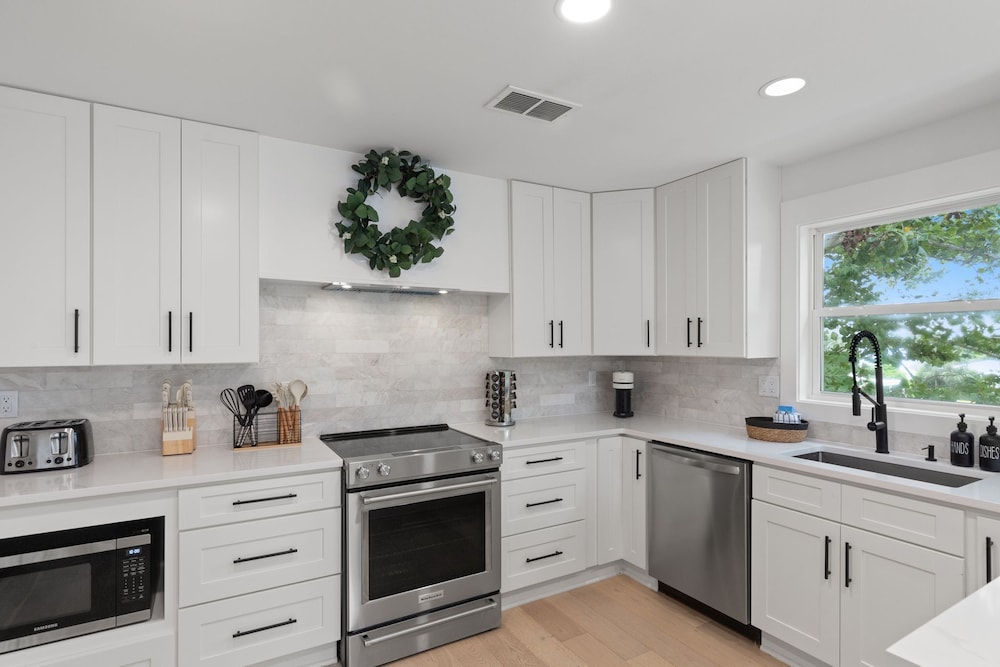 Seas & Greetings! 5BR 4BA House! Elegant Coastal Living Near the Shore